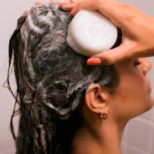 Сухий кондиціонер для кучерявого волосся з кокосовою олією, акваселіном, Sodium PCA Lola Cosmetics Condicionador Em Barra Cachos 65 г