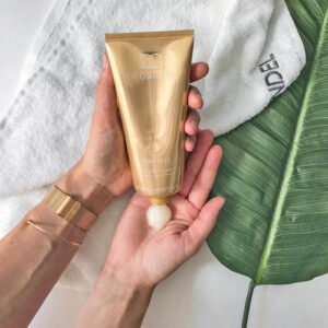 Зволожувальний скраб для тіла з кристалами цукру, соняшниковою олією та олією жожоба Dr. Grandel Timeless Sugar Scrub 200ml