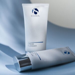 Кремовий очисник для шкіри з сафлоровою олією 6%, гліцерином 5%, скваланом 3%, кокосовою олією 2% IS CLINICAL Cream Cleanser 120ml