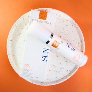 Зволожувальний флюїд для захисту від ультрафіолету з SPF 30 містить ектоїн, мікро та класичну гіалуронову кислоту Dr. Grandel Sun Expert Face Fluid SPF 30 50ml