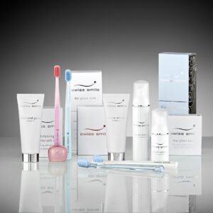 Набір з двох відбілюючих зубних щіток виготовлених з ніжних волокон CUREN з округленими кінчиками, якіснішої та довговічнішої альтернативи нейлону (біла, прозора) Swiss Smile Snow Glow Whitening